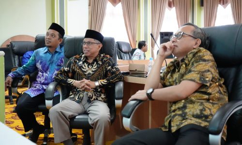 Para pimpinan UIN Antasari antusias memperhatikan rencana penataan kampus 2 (Foto:Humas/Achmad Magfur)