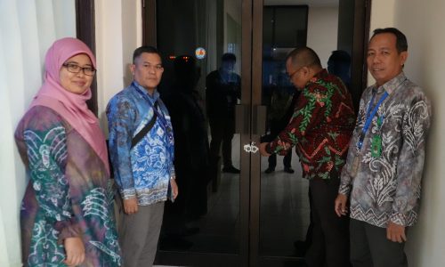 Perwakilan Tim Kepgawaian UIN Antasari, Mufidatun Nisa, S.Th.I., M.Fil.I., dan Yuhdi, S.Ag., M.M. (sisi kiri) saat menyaksikan pembukaan segel Ruang CAT (Foto:Humas/Hadi Rustami)