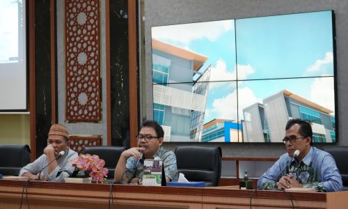 Pimpinan UIN Antasari antusias memperhatikan paparan rencana penataan kampus 2 (Foto:Humas/Achmad Magfur)