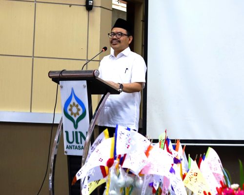 Rektor Prof. Dr. H. Mujiburrahman, M.A. saat mengenalkan keunggulan UIN Antasari (Foto:Humas/Yulida Rifani)
