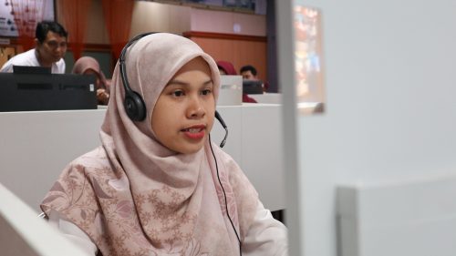 Staf Administrasi LPM UIN Antasari Lisa Liana, M.Pd. saat memandu acara (Foto:Humas/Achmad Magfur)