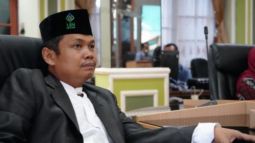 Wakil Dekan Fakultas Ekonomi dan Bisnis Islam UIN Antasari Bidang Umum dan Perencanaan Dr. Muhaimin, S.Ag., M.A. saat mengikuti rapim (Foto:Humas/Achmad Magfur)