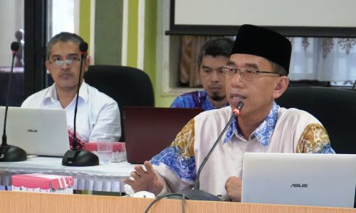 Wakil Dekan Fakultas Tarbiyah dan Keguruan UIN Antasari Bidang Akademik dan Kelembagaan Dr. H. Hasni Noor, M.Ag. saat berdialog dengan LPM (Foto:Humas/Hadi Rustami)