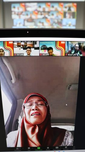 Wakil Rektor Bidang Akademik dan Kelembagaan UIN Antasari Dr. Hj. Nida Mufidah, M.Pd. saat membuka acara secara virtual (Foto:Humas/Achmad Magfur)