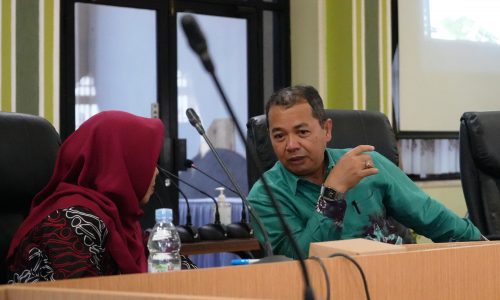 Wakil Rektor UIN Antasari Bidang AUPK Dr. H. Akhmad Sagir, M.Ag. saat berdiskusi untuk memberikan masukan (Foto:Humas/Achmad Magfur)