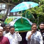 Warga bergantian menggotong Jenazah Ust. H. Sarmiji Asri, S.Ag., M.H.I. di Gang Inayah Belitung Darat (Foto:Humas/Achmad Magfur)