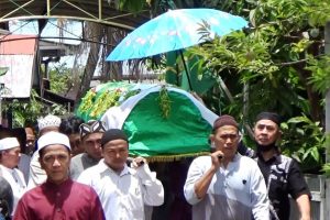 Warga bergantian menggotong Jenazah Ust. H. Sarmiji Asri, S.Ag., M.H.I. di Gang Inayah Belitung Darat (Foto:Humas/Achmad Magfur)