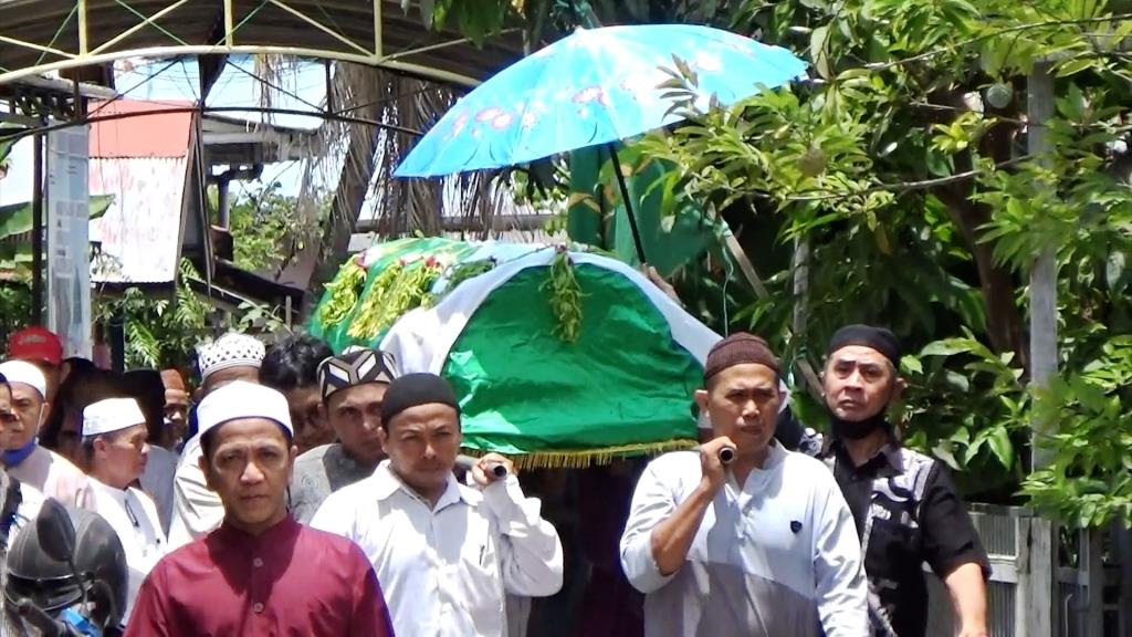 Warga bergantian menggotong Jenazah Ust. H. Sarmiji Asri, S.Ag., M.H.I. di Gang Inayah Belitung Darat (Foto:Humas/Achmad Magfur)