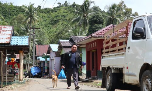 Asisten Ahli LP2M UIN Antasari M. Fahmi Nurani, M.H. saat berjalan diikuti hewan (Foto:Humas/Achmad Maghfur)