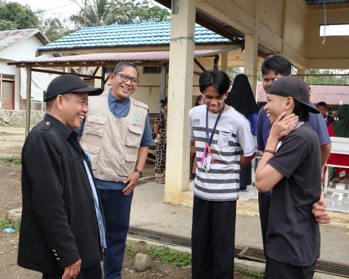 Dr. Nuryadin, S.Ag., S.H., M.Ag. saat melakukan supervisi kepada para mahasiswa di Paramasan (Foto:Humas/Ali Akbar)