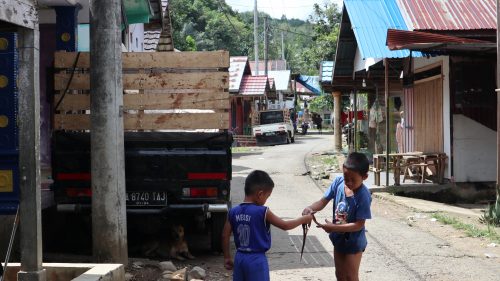 Dua anak Desa Haruyan Dayak Kecamatan Hantakan Kabupaten Hulu Sungai Tengah sedang bermain belut (Foto:Humas/Achmad Maghfur)