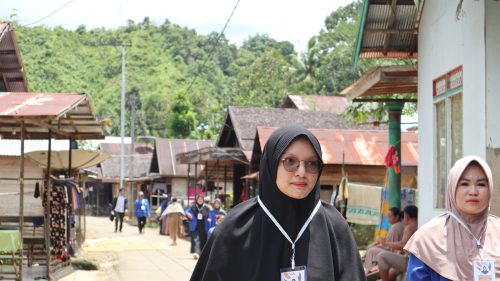 Dua mahasiswi saat menjalani Desa Haruyan Dayak (Foto:Humas/Achmad Maghfur)