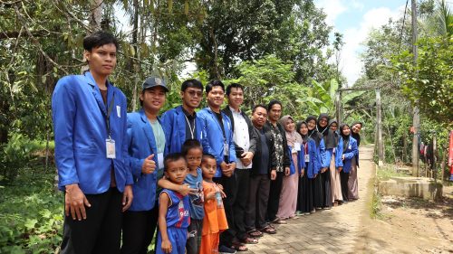 Foto bersama mahasiswa KKN UIN Antasari di Desa Haruyan Dayak Kec. Hantakan Kab. HST (Foto:Humas/Achmad Maghfur)