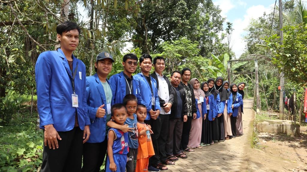 Foto bersama mahasiswa KKN UIN Antasari di Desa Haruyan Dayak Kec. Hantakan Kab. HST (Foto Humas Achmad Maghfur) -