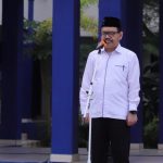 Rektor UIN Antasari Prof. Dr. H. Mujiburrahman, M.A. saat menjadi pembina apel gabungan pegawai, 03 April 2023 (Foto Humas Yulida RIfani)