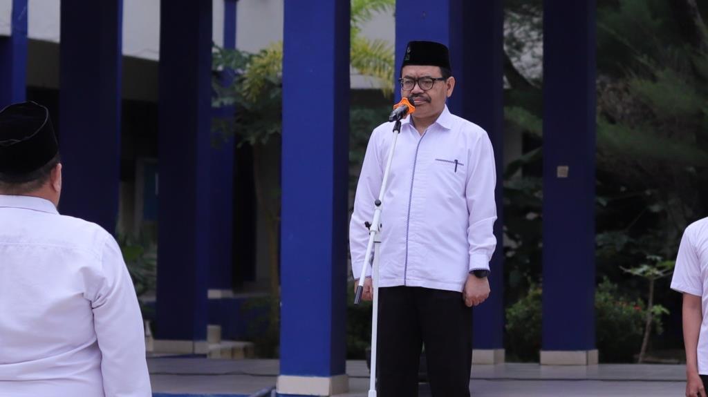 Rektor UIN Antasari Prof. Dr. H. Mujiburrahman, M.A. saat menjadi pembina apel gabungan pegawai, 03 April 2023 (Foto Humas Yulida RIfani)