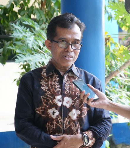 Karo AAKK UIN Antasari Drs. H. Rijalul Faqih, M.Si., M.E.I. saat diwawancarai Humas (Foto:Humas/Hadi Rustami)