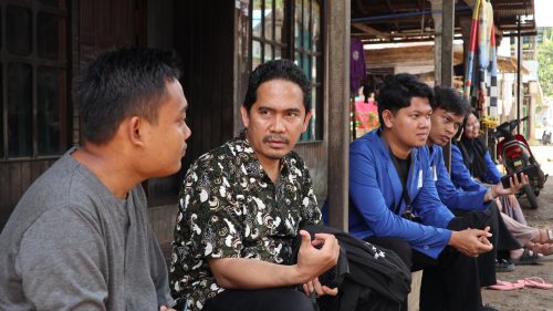 Ketua LP2M UIN Antasari Dr. M. Zainal Abidin, M.Ag. saat berinteraksi dengan warga Desa Haruyan Dayak (Foto:Humas/Achmad Maghfur)