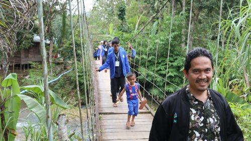 Ketua LP2M UIN Antasari Dr. M. Zainal Abidin, M.Ag. saat melakukan supervisi KKN di Desa Haruyan Dayak (Foto:Humas/Achmad Maghfur)