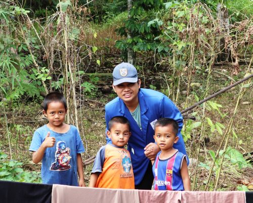 Mahasiswa UIN Antasari Muhammad Akmal saat bermain bersama 3 anak Desa Haruyan Dayak (Foto:Humas/Achmad Maghfur)