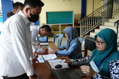 Mufidatun Nisa, S.Th.I., M.Fil.I., Analis Kepegawaian Ahli Muda UIN Antasari (kanan) saat membantu kelancaran acara (Foto:Humas/Hadi Rustami)