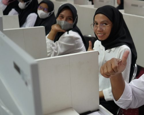 PP Rabiah Al Adawiyah DND (kanan) saat bersiap mengikuti ujian (Foto:Humas/Hadi Rustami)