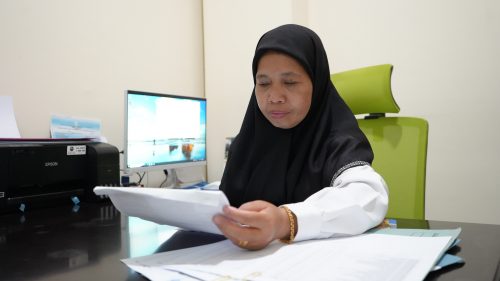 PTP Ahli Muda Mikwa UIN Antasari Hj. Fatimah, S.Sos., M.Pd.I. saat memeriksa data penerimaan mahasiswa baru 2023 (Foto:Humas/Achmad Magfur)