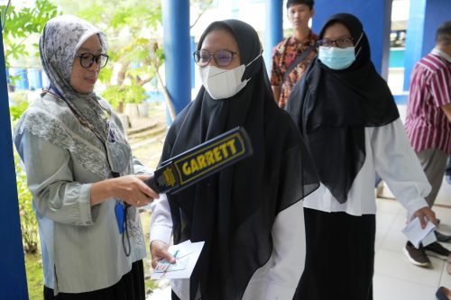 Panitia memeriksa para peserta sebelum memasuki ruang ujian (Foto:Humas/Hadi Rustami)