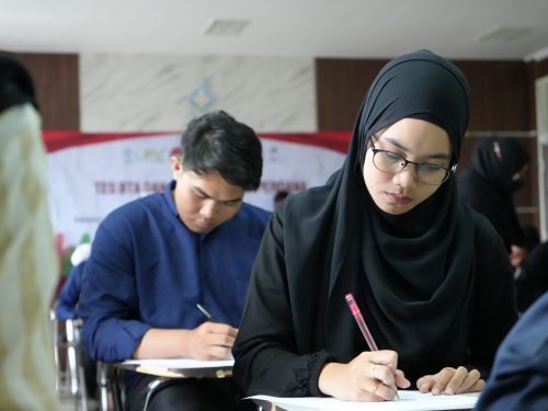 Para bakal calon anggota Senat Mahasiswa dan Wakil Dema UIN Antasari 2023 saat mengikuti Tes Psikologi Perdana di Gedung Fakultas Syariah, Jumat, 17 Februari (Foto:Humas/Achmad Magfur)