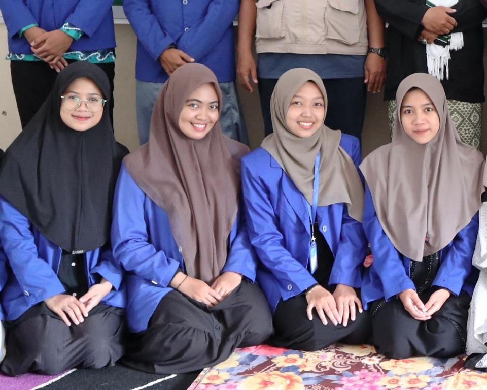 Para mahasiswi UIN Antasari bersyukur bisa mengikuti KKN di Kecamatan Paramasan Kabupaten Banjar (Foto:Humas/Ali Akbar)