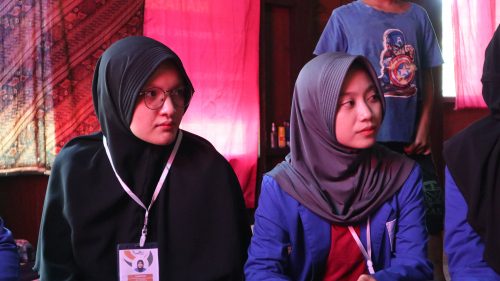 Para mahasiswi saat mendengarkan serius arahan Supervisor KKN (Foto:Humas/Achmad Maghfur)