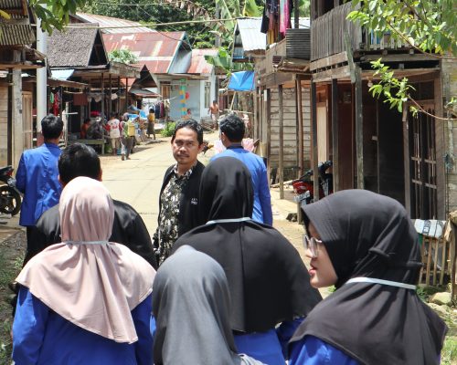 Para mahasiswi saat menemani Supervisor KKN menjalani Desa Haruyan Dayak (Foto:Humas/Achmad Maghfur)