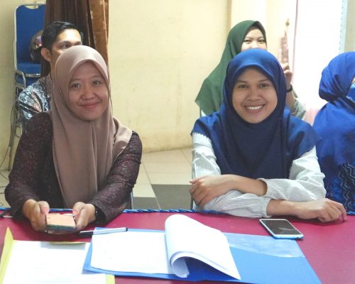 Dua panitia (Maulida Rezkia, S.Pd. & Lisa Liana, M.Pd.) saat membantu kelancaran acara (Foto:Humas/Hadi Rustami)