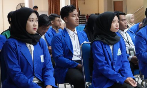 Para pengurus baru Dema UIN Antasari saat mendengarkan arahan Rektor (Foto:Humas/Hadi Rustami)