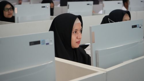 Para peserta perempuan sedang serius menjawab soal SKTT CPPPK 2023 (Foto:Humas/Hadi Rustami)