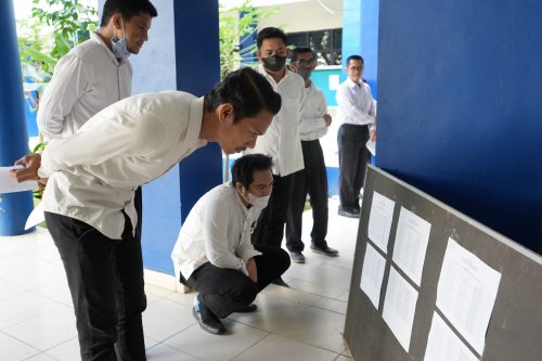 Para peserta sedang mengamati jadwal ujian yang dibagi 3 sesi (Foto:Humas/Hadi Rustami)