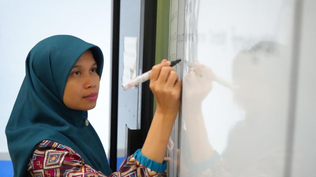 Raida Hasanah, S.Pd.I., M.Pd.I., Pramubakti Staf Sekretariat Rektor UIN Antasari saat menyusun agenda pimpinan (Foto:Humas/Achmad Magfur)