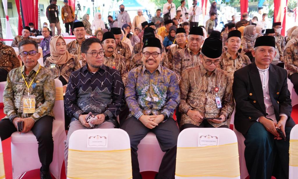 Rektor UIN Antasari Prof. Dr. H. Mujiburrahman, M.A. saat berada di tengah-tengah tamu undangan lainnya (Foto:Humas/Hadi Rustami)