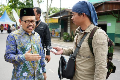 Rektor UIN Antasari Prof. Dr. H. Mujiburrahman, M.A. saat diwawancarai wartawan nasional (Foto:Humas/Hadi Rustami)
