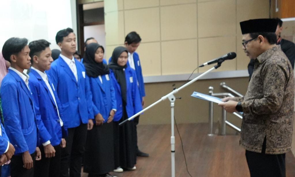 Rektor UIN Antasari Prof. Dr. H. Mujiburrahman, M.A. saat melantik Kepengurusan Baru Dema (Foto:Humas/Hadi Rustami) - cropped