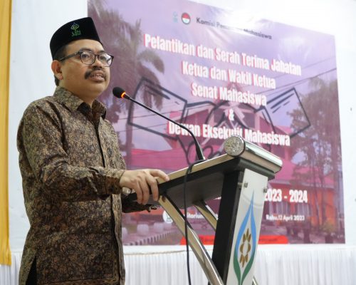 Rektor UIN Antasari Prof. Dr. H. Mujiburrahman, M.A. saat memberikan arahan kepada Pengurus Baru Dema 2023–2024 (Foto:Humas/Hadi Rustami)