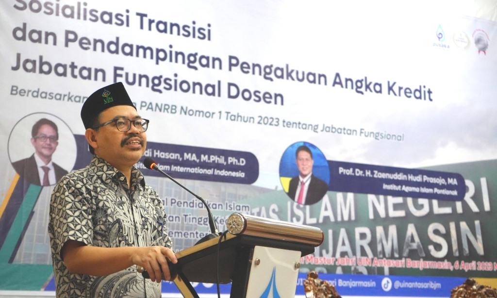 Rektor UIN Antasari Prof. Dr. H. Mujiburrahman, M.A. saat membuka acara (Foto:Humas/Hadi Rustami)