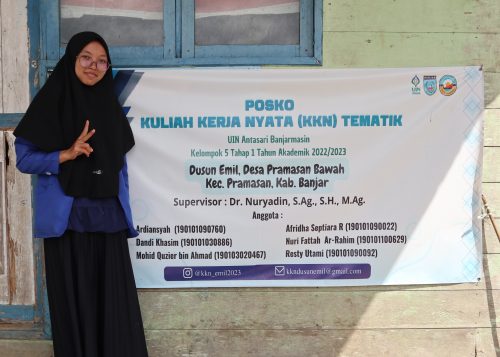 Resty Utami, Mahasiswi S-1 Tadris Kimia UIN Antasari Angkatan 2019 saat BerKKN di Dusun Emil Desa Paramasan Bawah Kabupaten Banjar (Foto:Humas/Ali Akbar)