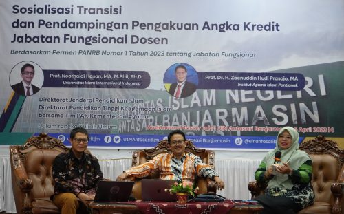 Sekretaris Lembaga Penjaminan Mutu (LPM) UIN Antasari Dr. Ridha Darmawaty, M.Pd. (kanan) saat memandu jalannya sosialisasi (Foto:Humas/Hadi Rustami)