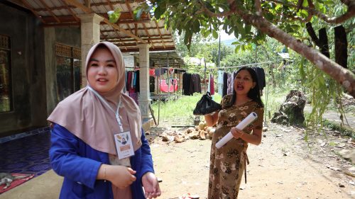 Tawa gembira Mahdalena, warga mualaf Desa Haruyan Dayak saat mendapat oleh-oleh dari Banjarmasin (Foto:Humas/Achmad Maghfur)