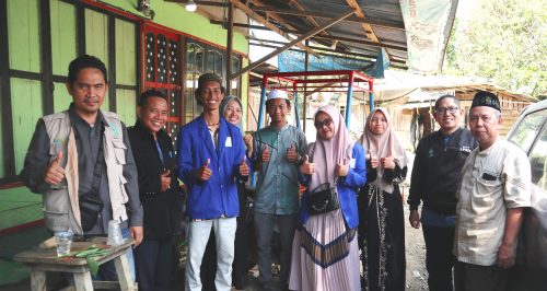 Tim LP2M UIN Antasari berfoto bersama para mahasiswa di Dusun Emil Desa Paramasan Bawah Kabupaten Banjar (Foto:Humas/Ali Akbar)