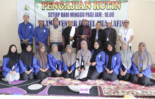 Tim LP2M dan mahasiswa saat berfoto bersama dengan Guru Ahmad Rusfianie, Tokoh Agama Paramasan (Foto:Humas/Ali Akbar)