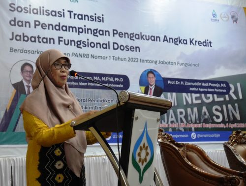 Wakil Rektor Bidang Akademik dan Kelembagaan UIN Antasari Dr. Hj. Nida Mufidah, M.Pd. saat menyampaikan laporan panitia (Foto:Humas/Hadi Rustami)