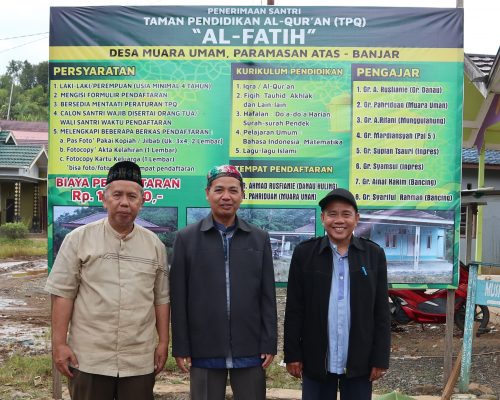 Wakil Rektor UIN Antasari Bidang AUPK Dr. H. A. Sagir, M.Ag. (tengah) berfoto bersama Tim LP2M di Paramasan (Foto:Humas/Ali Akbar)