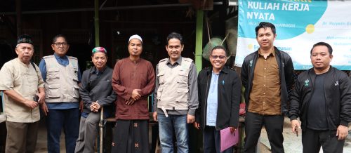 Wakil Rektor UIN Antasari Bidang AUPK dan Tim LP2M saat berfoto bersama Guru Syahwani, S.H., Tokoh Agama Paramasan Kabupaten Banjar (Foto:Humas/Ali Akbar)